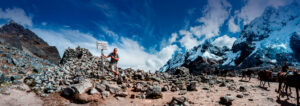 Grupo de senderistas cruzando el Paso Salkantay a 4,630 metros de altitud con el nevado Salkantay de fondo